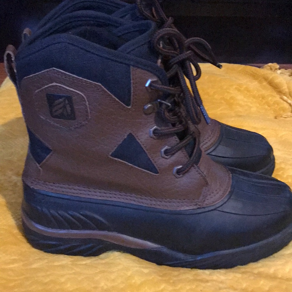Brand new Boys  lacrosse boots size 6 ( fits size 7 1/2 womens ) super warm 🤗
